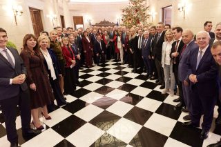Πολιτικό «μασάζ» στους βουλευτές, σε εορταστικό πάντα κλίμα, στο Μαξίμου μετά την ψήφιση του προϋπολογισμού